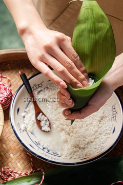 “长糯米”与“圆糯米”分野下的美食新趋势：解锁粽子美味的未来密码